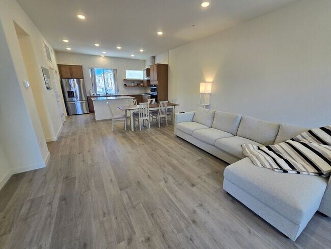 Building Photo - New Modern Fully Furnished Three-Story Townhome Near the Truckee River