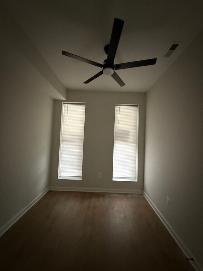 Building Photo - Newly Renovated Townhouse
