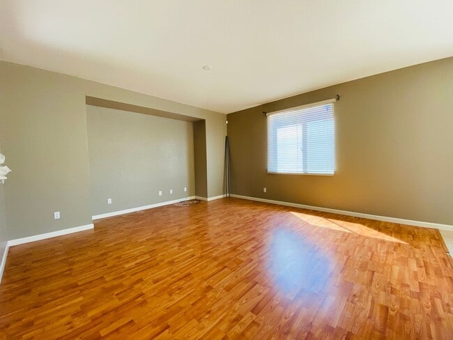 Building Photo - Spacious and Beautiful Home Close to a Huge Park