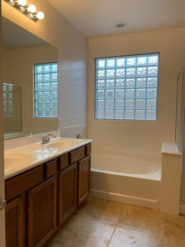 Building Photo - AVAILABLE NOW IN OLD STONE RANCH!!!!