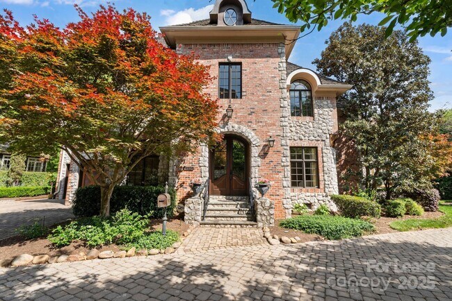 Building Photo - 2310 La Maison Dr