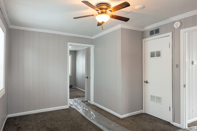 Building Photo - 327 Fairlawn Dr