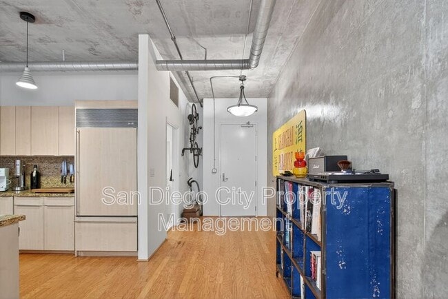 Building Photo - 877 Island Ave
