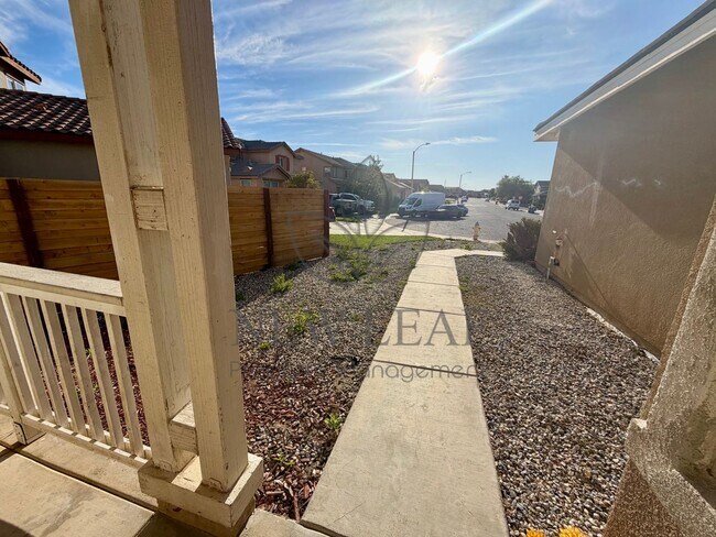 Building Photo - 4 bedroom 3bath 3 car garage in Victorville