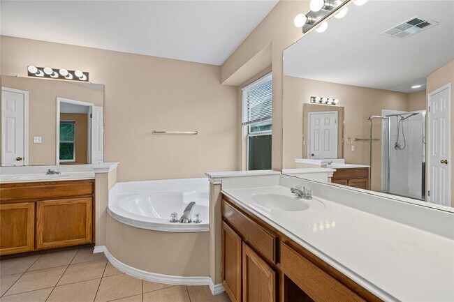 Building Photo - 716 Meadow View Dr