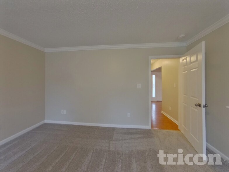 Building Photo - 2636 Danbury Cir