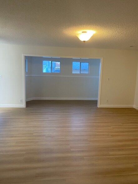Building Photo - 1511 N Mariposa Ave