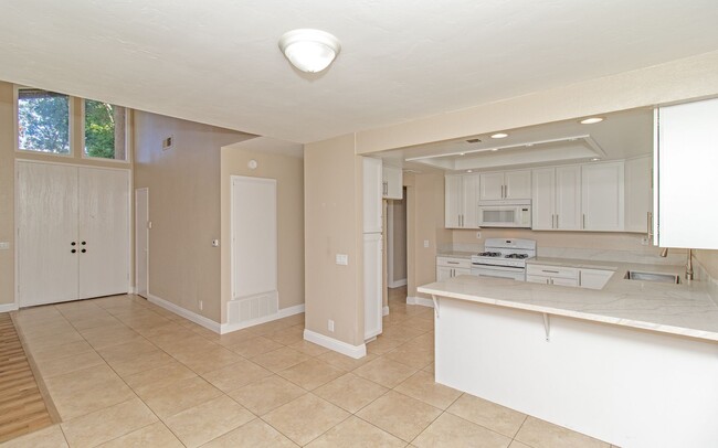 Primary Photo - Newly Renovated 4 Bedroom In Oceanside!