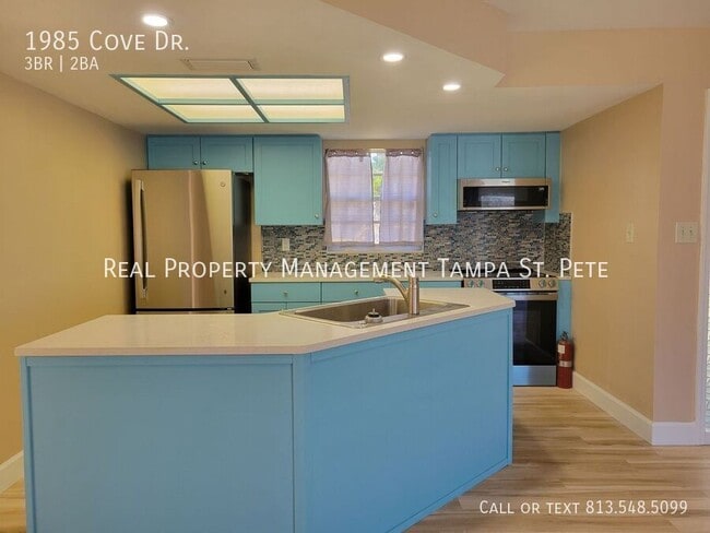 Building Photo - 1985 Cove Dr