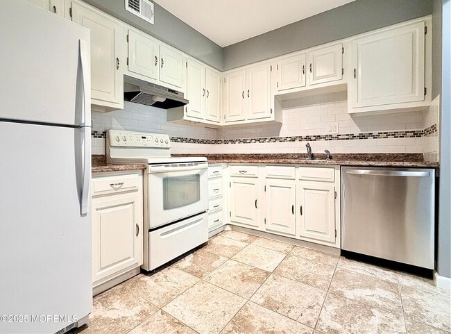 Building Photo - 304 Wellington Pl