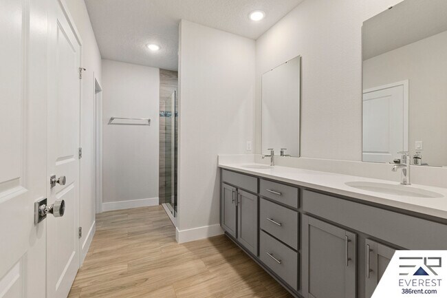 Building Photo - 8 Longview Ln