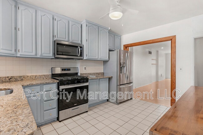 Building Photo - 634 S Curley St