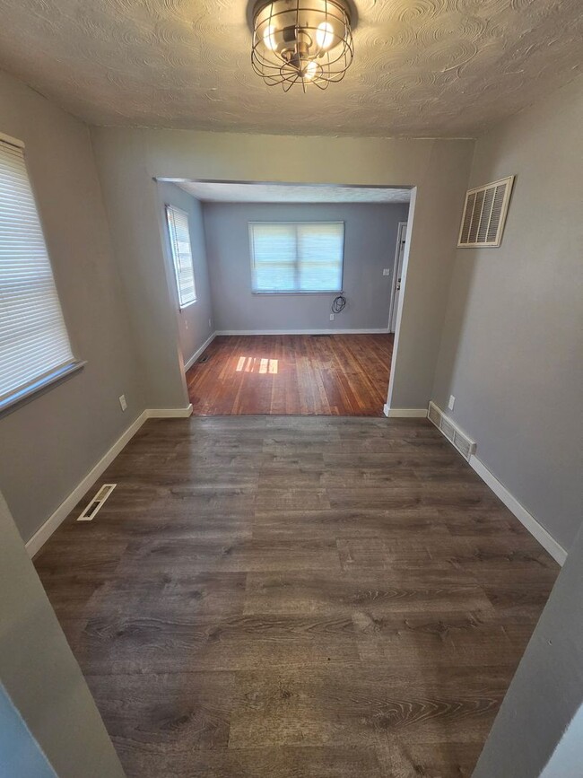 Building Photo - 3 Bedroom Single Family home with garage