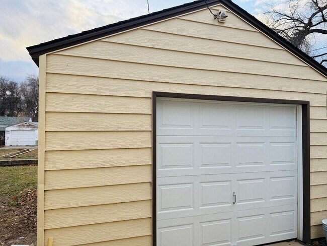 Building Photo - Freshly Remodeled with Garage and Yard