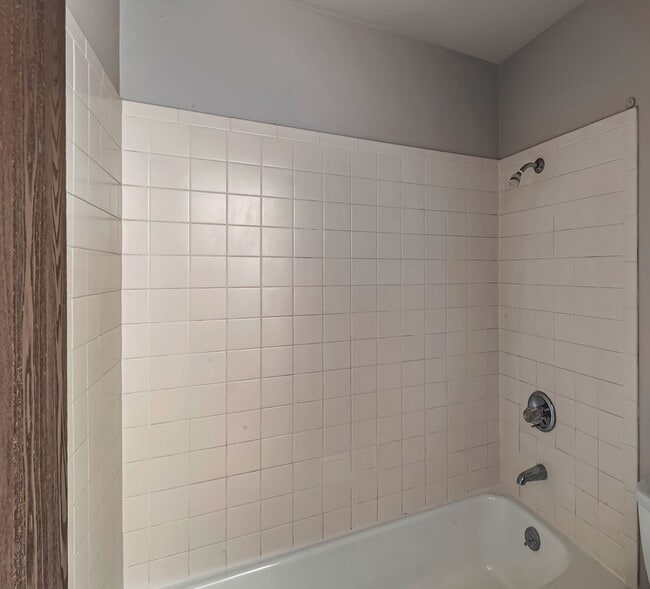 Building Photo - Bright & Spacious 1BD/1BA Top-Floor Unit with Stunning Views!