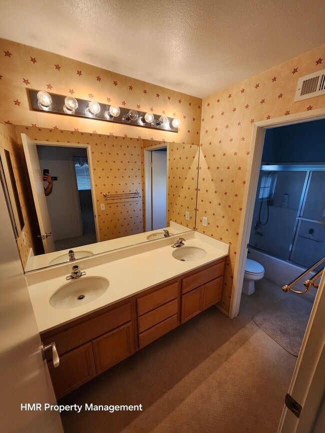 Building Photo - Beautiful two-story in Hunter's Ridge