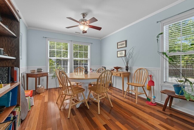 Building Photo - Spacious Single Family Home: Available July 10th