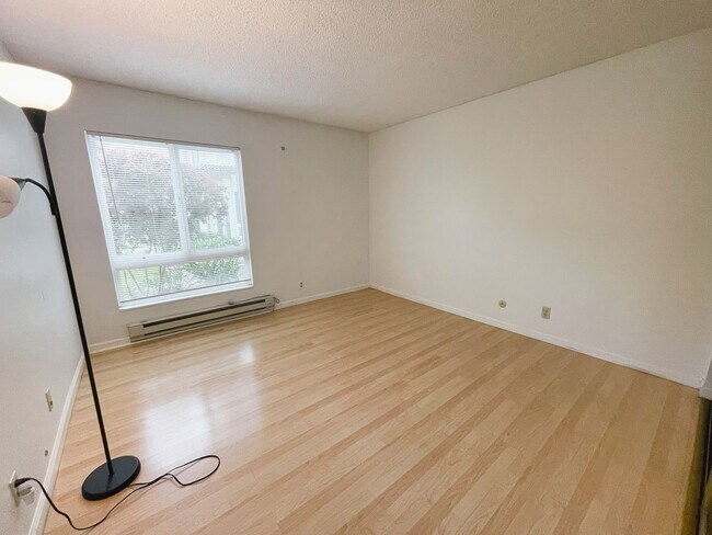 Building Photo - Resort like living in the prime location of San Mateo