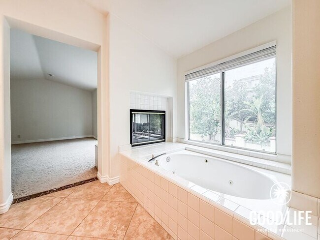 Building Photo - 709 S Hidden Creek Cir