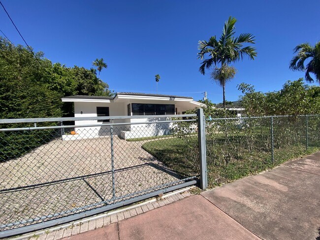 Building Photo - 1101 Bay Dr