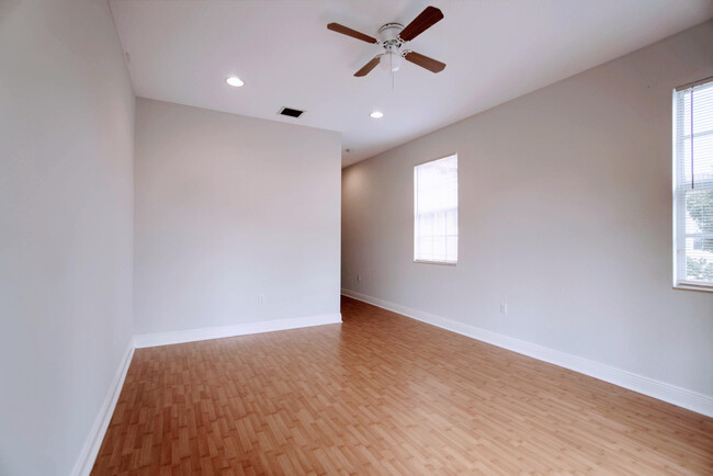 Building Photo - 6890 Julia Gardens Dr