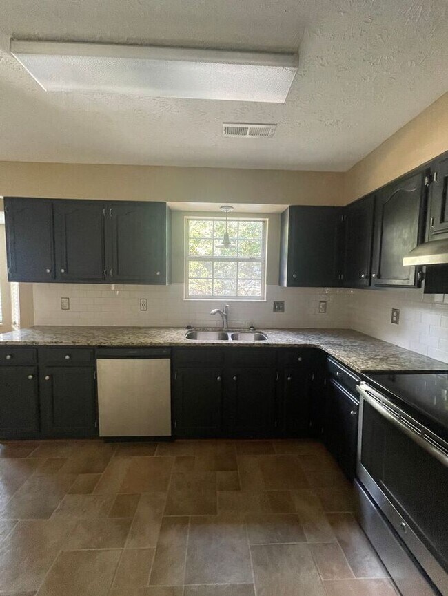 Building Photo - 3-Bedroom Cedar Bluff home available November 2024