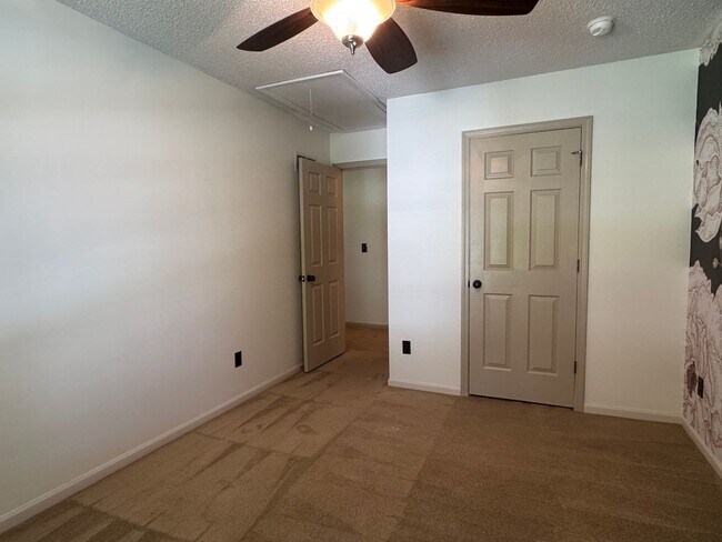 Building Photo - {12009} Available Immediately + Finished Lower Level + Olathe Schools