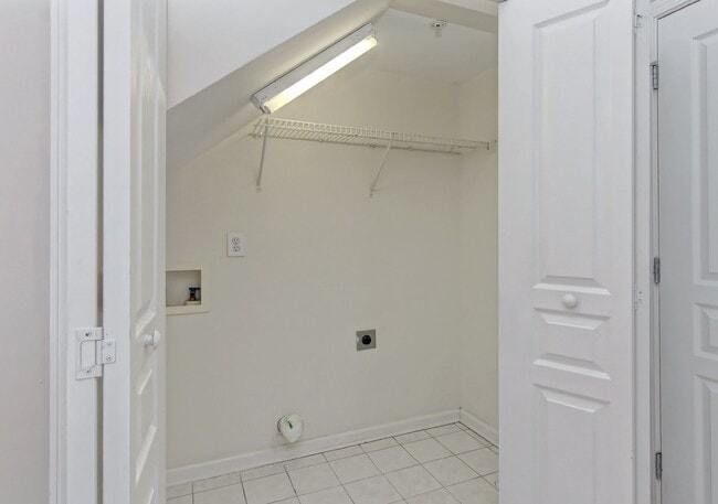 Building Photo - End-Unit 3br/2.5bth Townhome in Villages o...