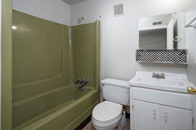 Building Photo - Spacious, affordable two bedroom townhouse just minutes from shopping and dining in Gastonia!