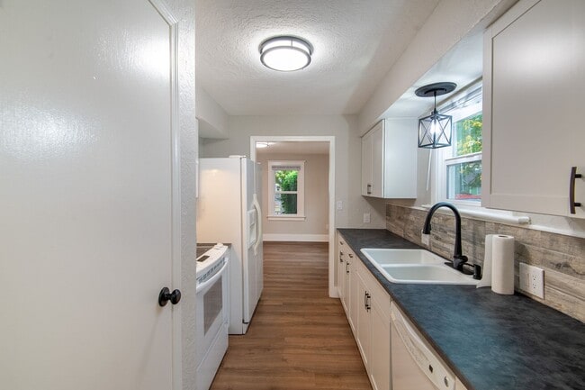 Building Photo - Newly-Remodeled 2 Bed, 1 Bath House