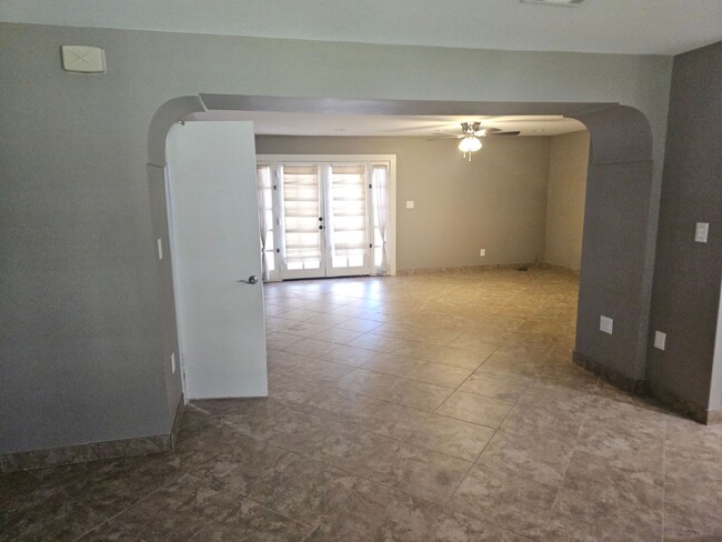 Building Photo - charming 3 bedroom, 2.5 bathroom townhome