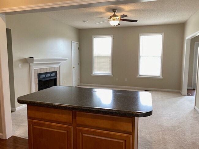 Building Photo - Three Bedroom Executive Home with 2.5 Bath...
