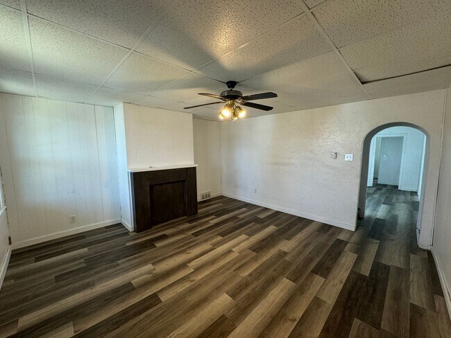 Building Photo - 4 BEDROOM HOME AVAILABLE NOW!!