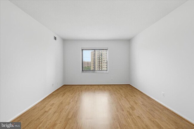 Building Photo - 309 Yoakum Pkwy