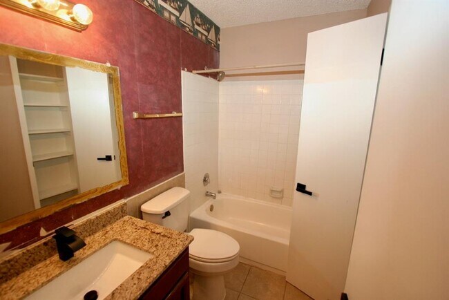 Building Photo - 17331 Red Oak Dr