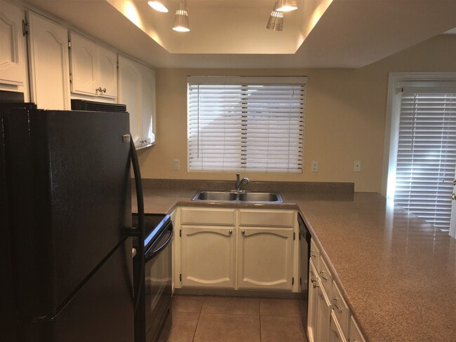 Building Photo - **EXCELLENT 3br/2.5ba/2carport TOWNHOUSE (GUADALUPE & GILBERT)**