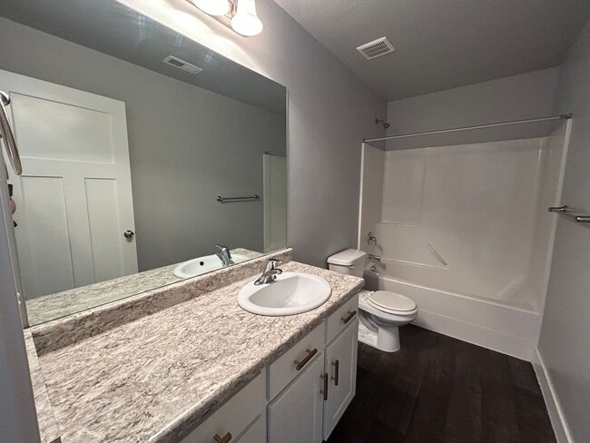 Building Photo - 3  Bedroom 2 Bathroom Condo in Springville!