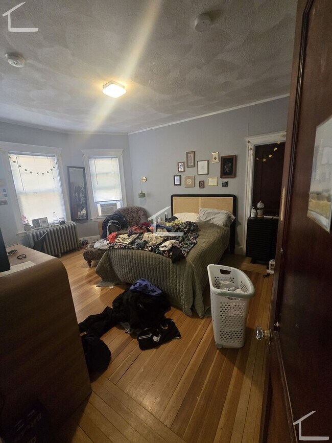 Building Photo - Spacious 3 bed in Brighton...