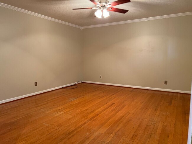Building Photo - Knoxville 37921 - 3 bedroom 1.5 bath home - call Adam Sharp 865-254-0980