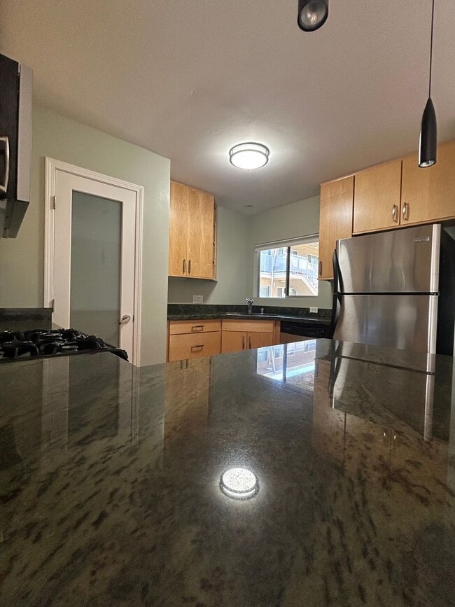 Building Photo - Spacious 2 bedroom