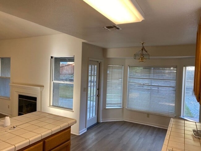 Building Photo - Woodcreek Oaks area 4 bedroom.
