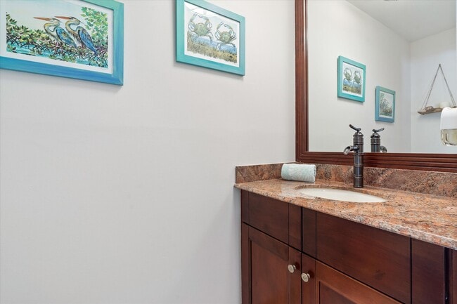 Building Photo - 830 NE Boca Bay Colony Dr