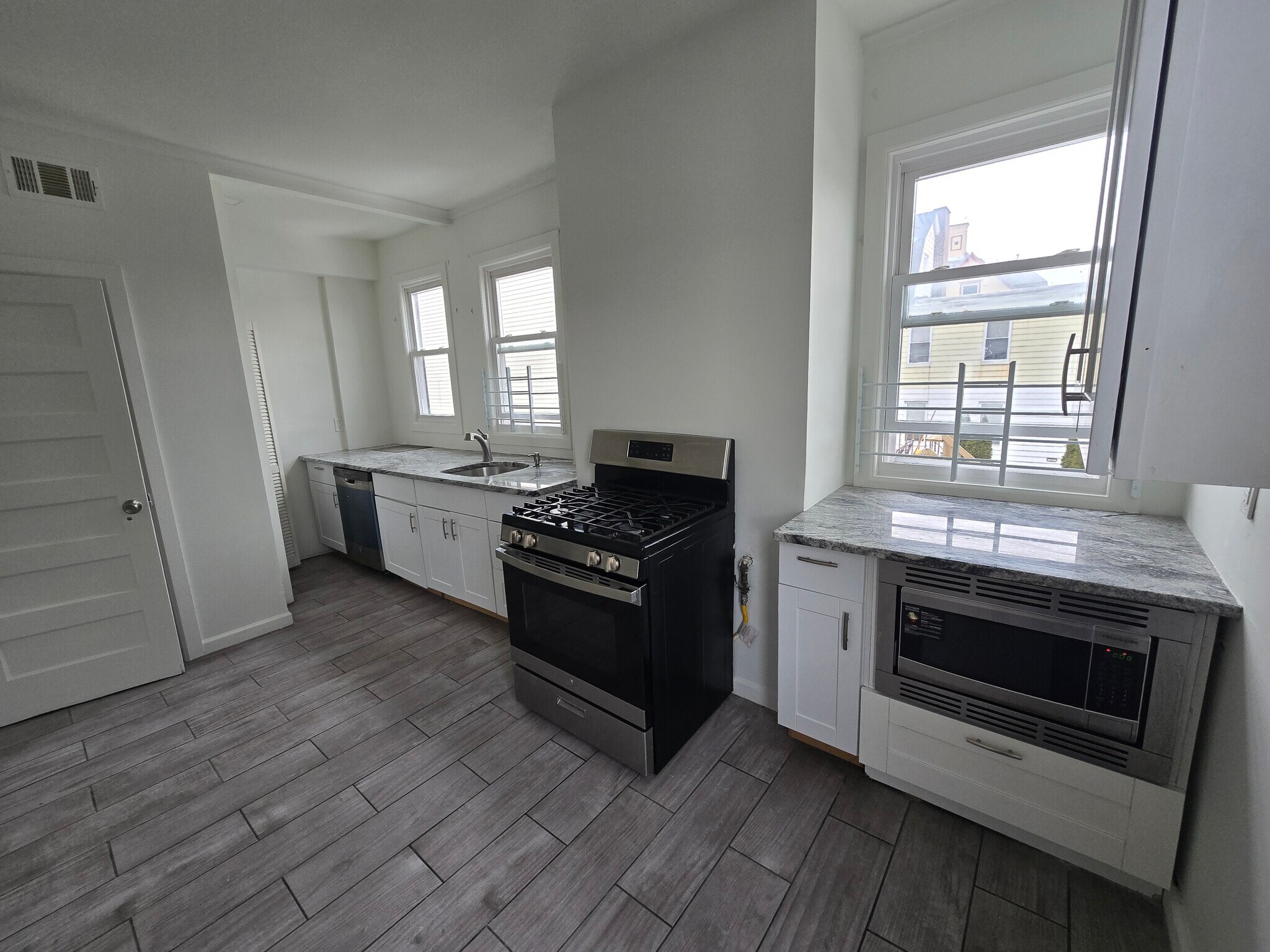 Building Photo - 27 Harrison Plz