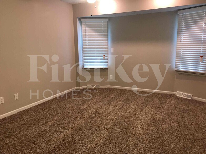 Building Photo - 804 NE Karapat Dr