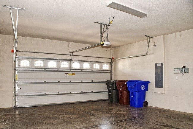 Building Photo - Beautiful 4 bed 3 bath w/loft, 2 story hom...
