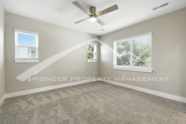 Building Photo - Spacious Home with Washer/Dryer and Centra...