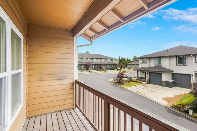 Building Photo - 3 bed, 3.5 bath townhouse in McKenzie Ridg...