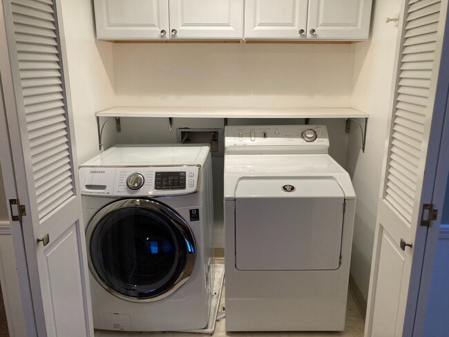 Building Photo - 3 Bedroom, 2.5 Bath Townhouse off Johns Ro...