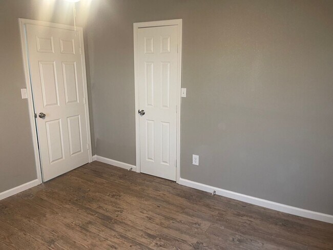 Building Photo - SLATON CHARMER! Totally Remodeled!! Availa...