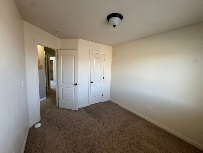 Building Photo - Charming 3 bed 2.5 bath townhome